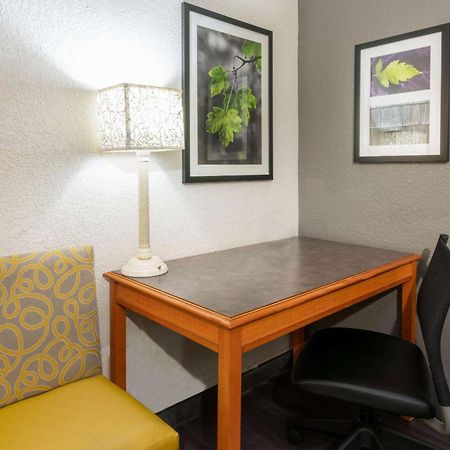 Super 8 By Wyndham The Woodlands North Hotell Eksteriør bilde