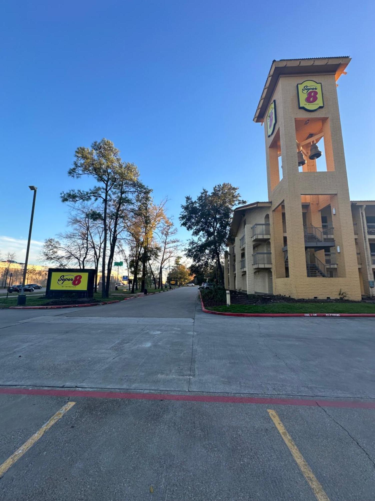 Super 8 By Wyndham The Woodlands North Hotell Eksteriør bilde