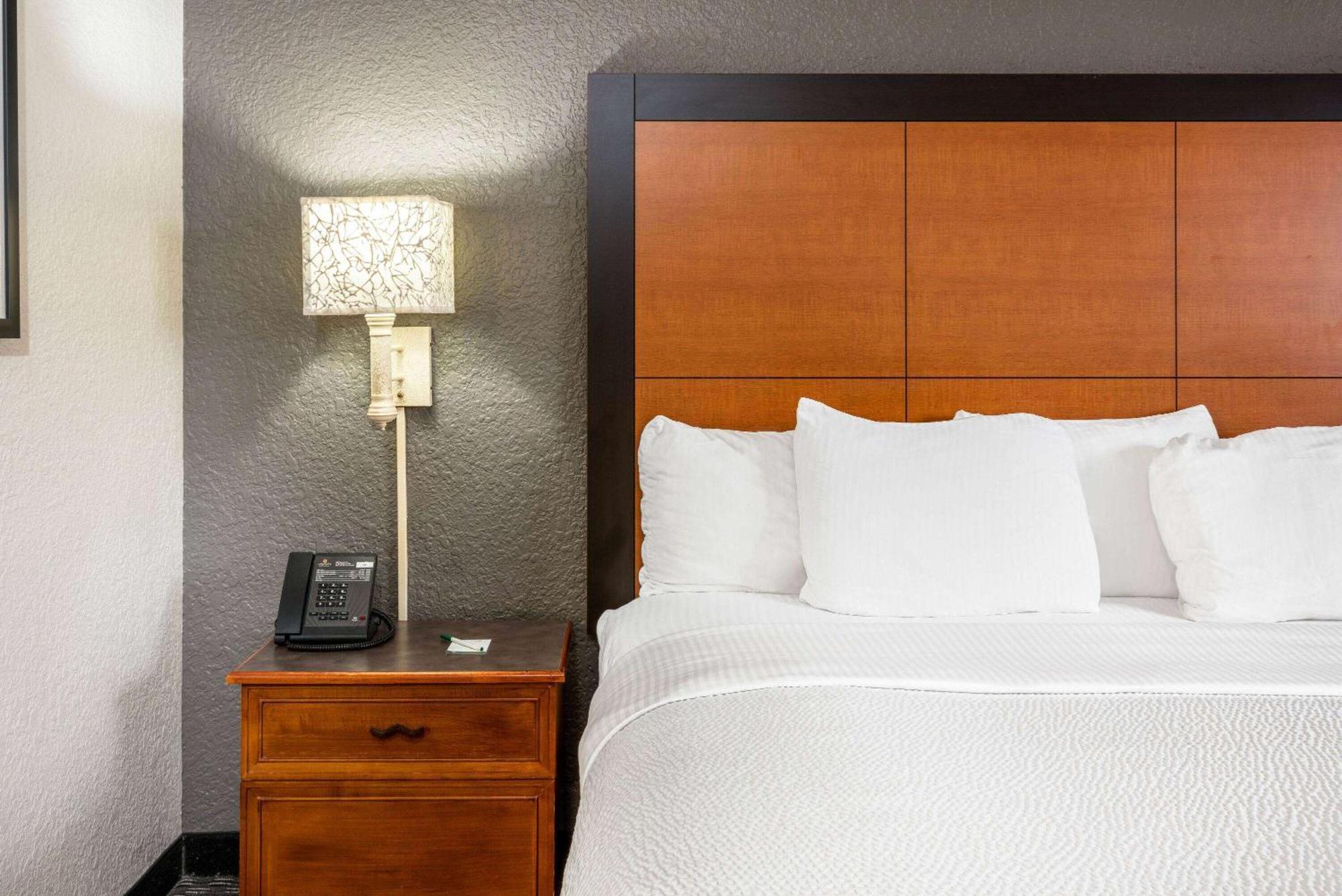 Super 8 By Wyndham The Woodlands North Hotell Eksteriør bilde