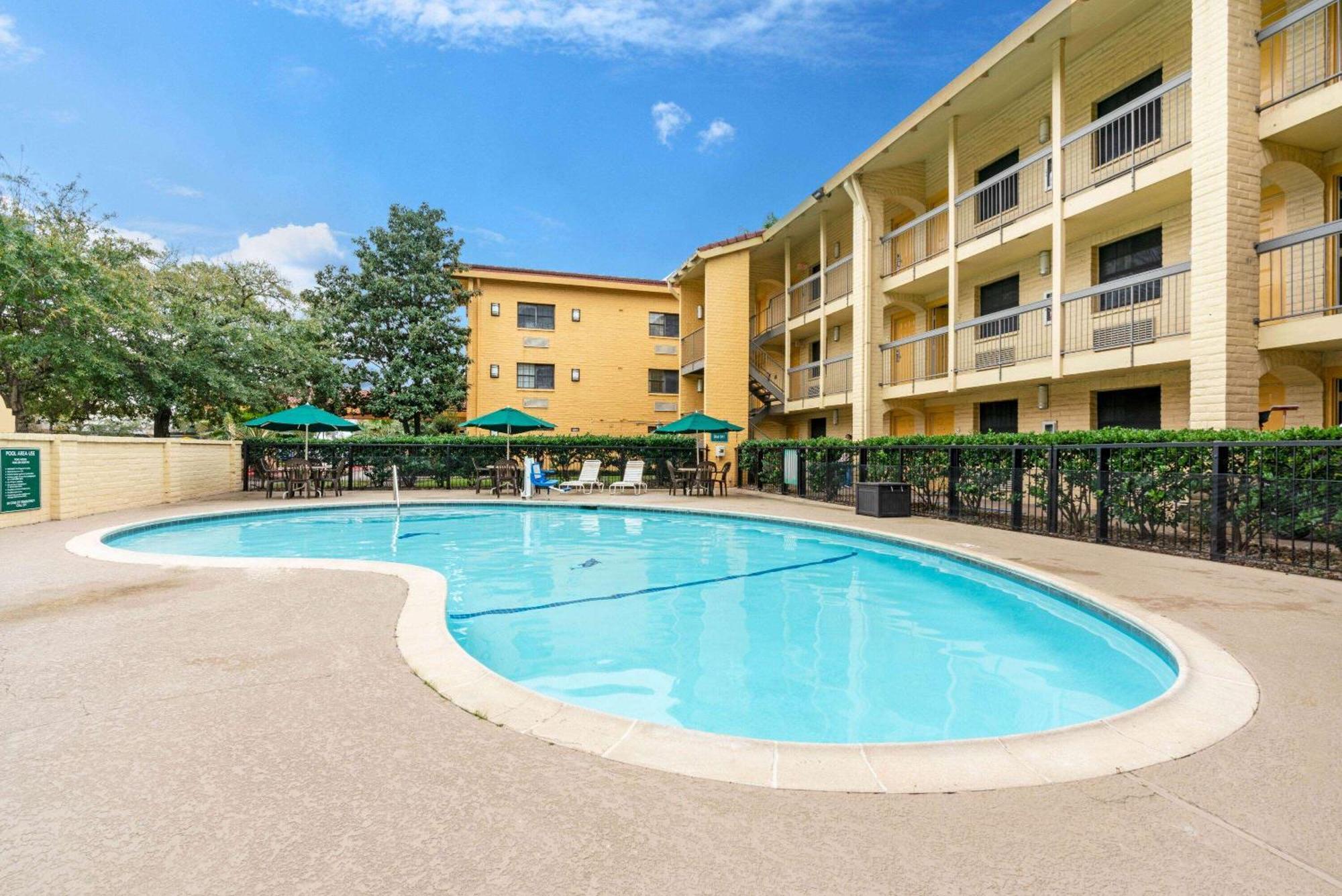 Super 8 By Wyndham The Woodlands North Hotell Eksteriør bilde